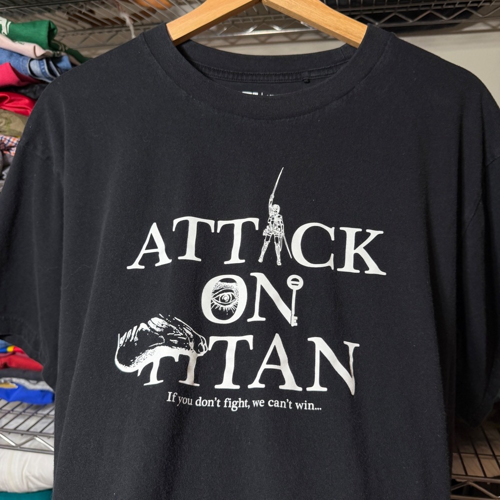 Uniqlo T-Shirt Mens XL Black Attack on Titan UT Graphic Anime Manga Tee
